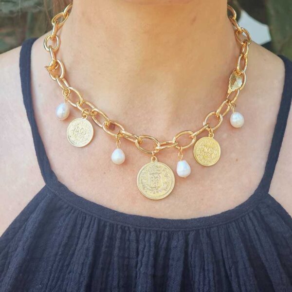 Collar perlas y monedas
